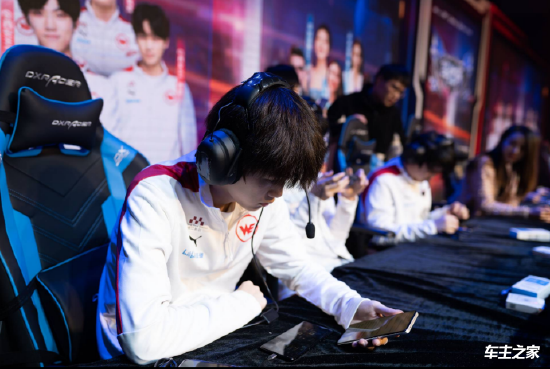 战歌起！Cat牛头顶飞王淞 呆呆大狗头两砍三杀 双方进决胜局